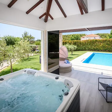 Stella - Heated Pool, Jacuzzi & Sauna *