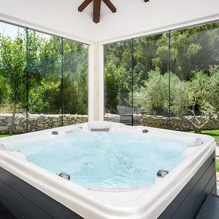 Stella - Heated Pool, Jacuzzi & Sauna Šibenik