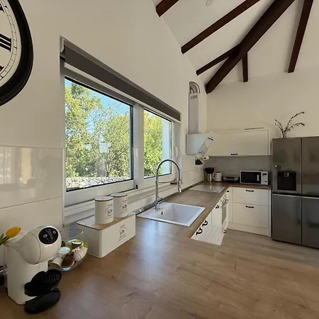 Stella - Heated Pool, Jacuzzi & Sauna * שיבניק