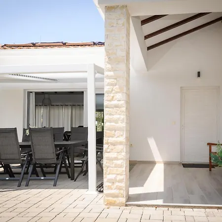 Stella - Heated Pool, Jacuzzi & Sauna