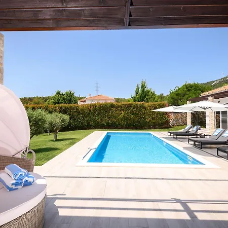 Luxury Near With Heated Pool, Jacuzzi & Sauna Villa