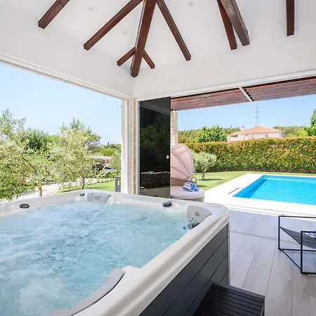 Luxury Near With Heated Pool, Jacuzzi & Sauna Vila *