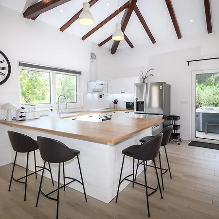 Luxury Near With Heated Pool, Jacuzzi & Sauna Villa