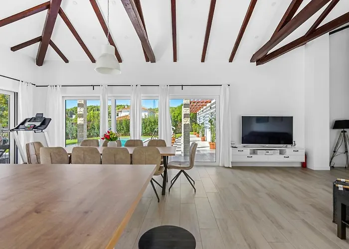 Stella - Heated Pool, Jacuzzi & Sauna Villa *