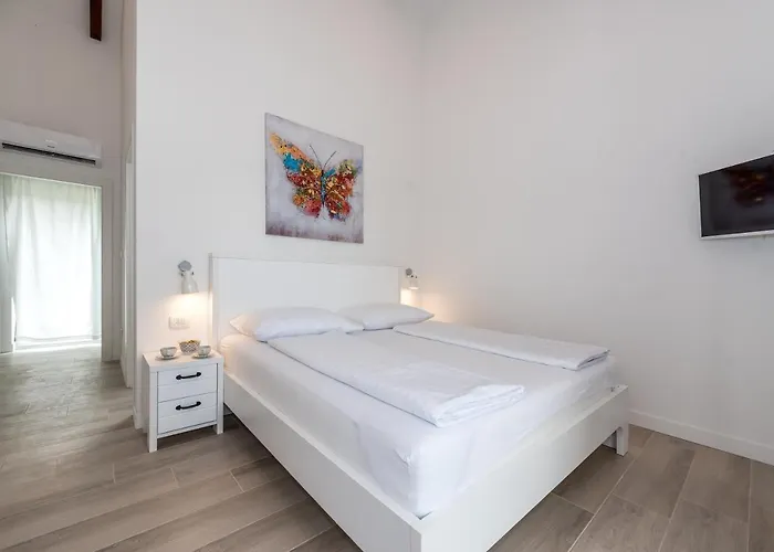 Stella - Heated Pool, Jacuzzi & Sauna *