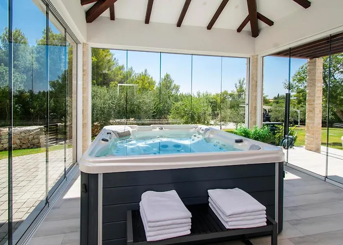 Villa Stella - Heated Pool, Jacuzzi & Sauna