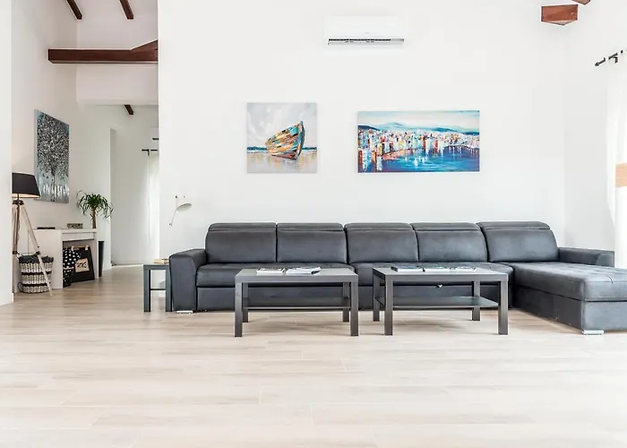 Villa Stella - Heated Pool, Jacuzzi & Sauna Sibenik