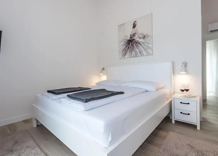 Stella - Heated Pool, Jacuzzi & Sauna Sibenik