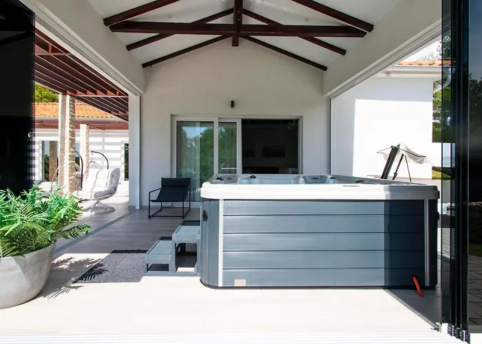 Stella - Heated Pool, Jacuzzi & Sauna