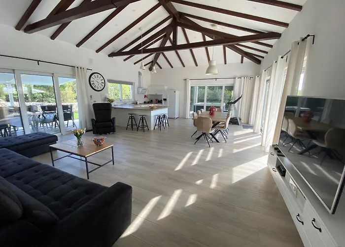 Stella - Heated Pool, Jacuzzi & Sauna Villa