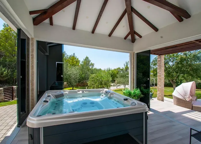 Villa Stella - Heated Pool, Jacuzzi & Sauna *