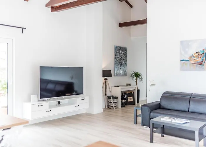 Stella - Heated Pool, Jacuzzi & Sauna Villa