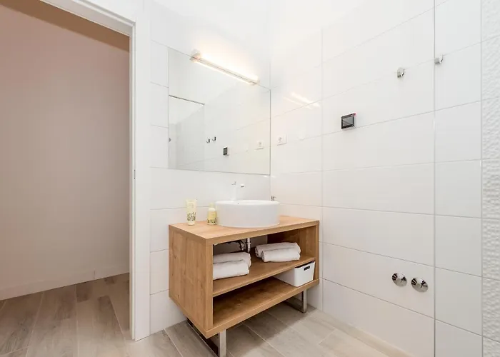 Stella - Heated Pool, Jacuzzi & Sauna Villa *