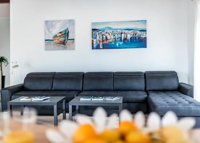 Stella - Heated Pool, Jacuzzi & Sauna *