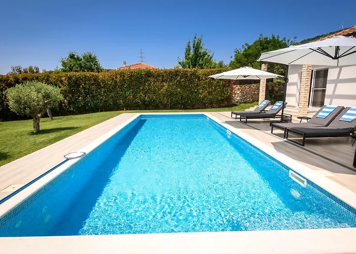 Stella - Heated Pool, Jacuzzi & Sauna Villa