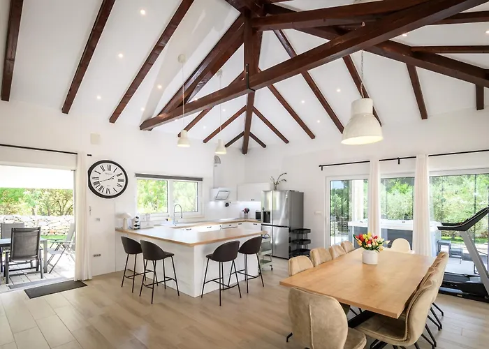 Villa Stella - Heated Pool, Jacuzzi & Sauna