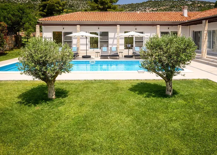 Stella - Heated Pool, Jacuzzi & Sauna Villa *