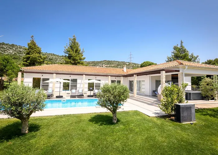 Stella - Heated Pool, Jacuzzi & Sauna