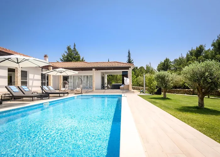 Villa Stella - Heated Pool, Jacuzzi & Sauna