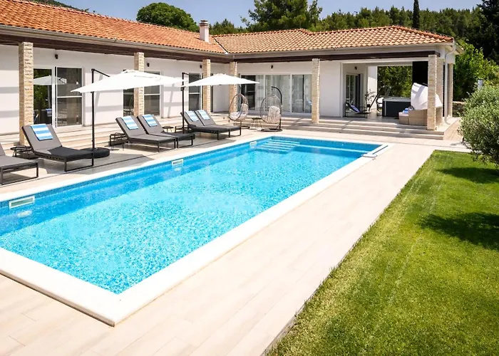 Stella - Heated Pool, Jacuzzi & Sauna Villa *