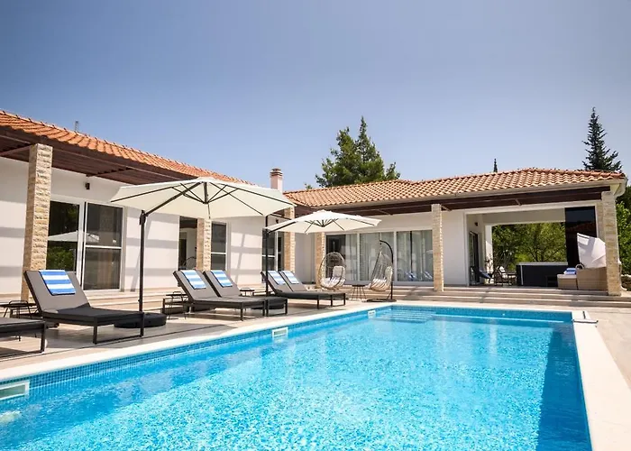 Villa Stella - Heated Pool, Jacuzzi & Sauna Sibenik