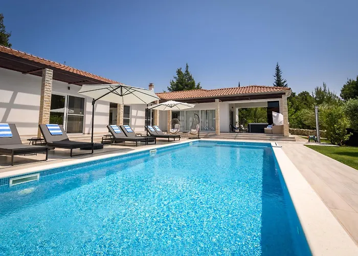 Stella - Heated Pool, Jacuzzi & Sauna *