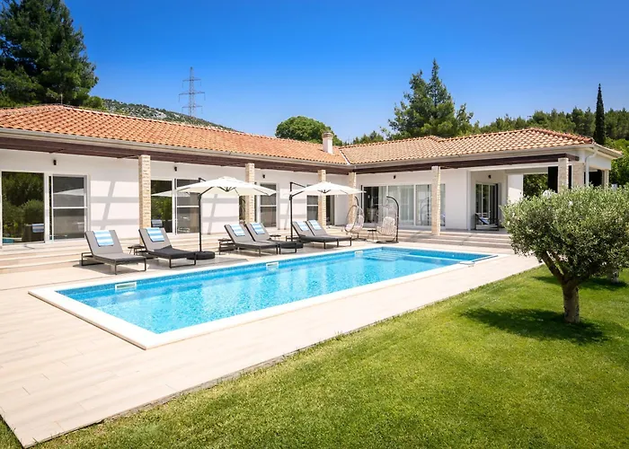 Stella - Heated Pool, Jacuzzi & Sauna