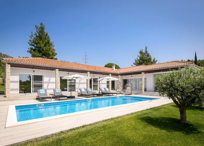 Stella - Heated Pool, Jacuzzi & Sauna Villa