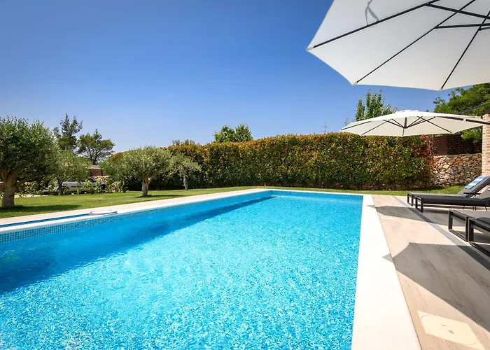 Villa Stella - Heated Pool, Jacuzzi & Sauna