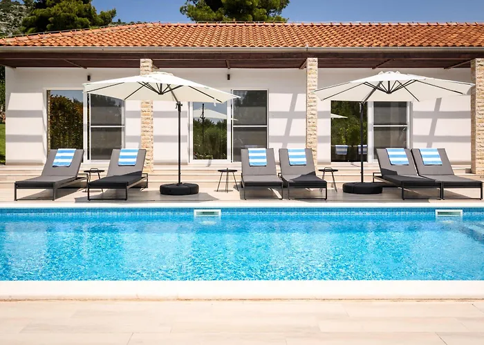 Stella - Heated Pool, Jacuzzi & Sauna Villa *