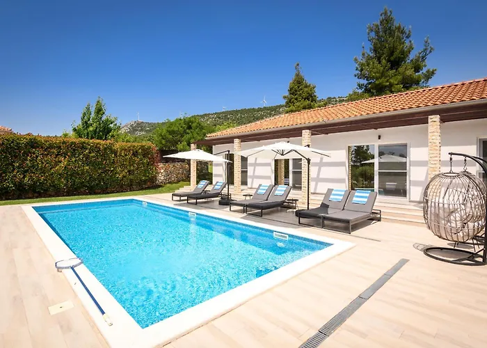 Stella - Heated Pool, Jacuzzi & Sauna Villa