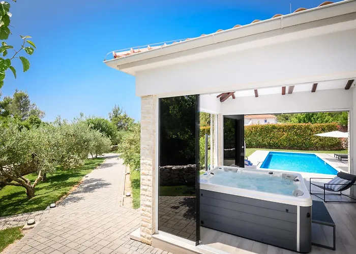Villa Stella - Heated Pool, Jacuzzi & Sauna