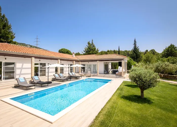 Stella - Heated Pool, Jacuzzi & Sauna Villa *