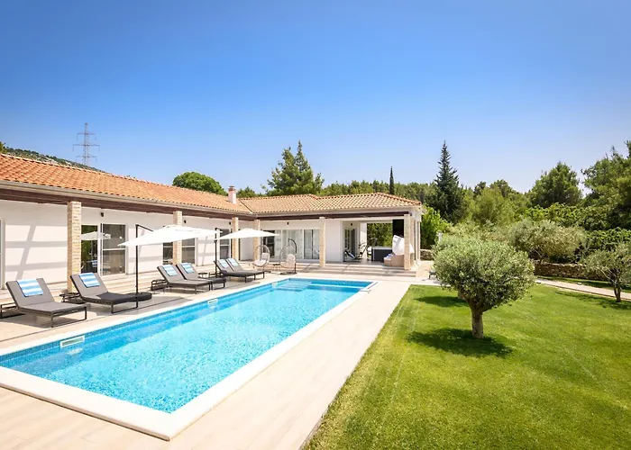 Stella - Heated Pool, Jacuzzi & Sauna *