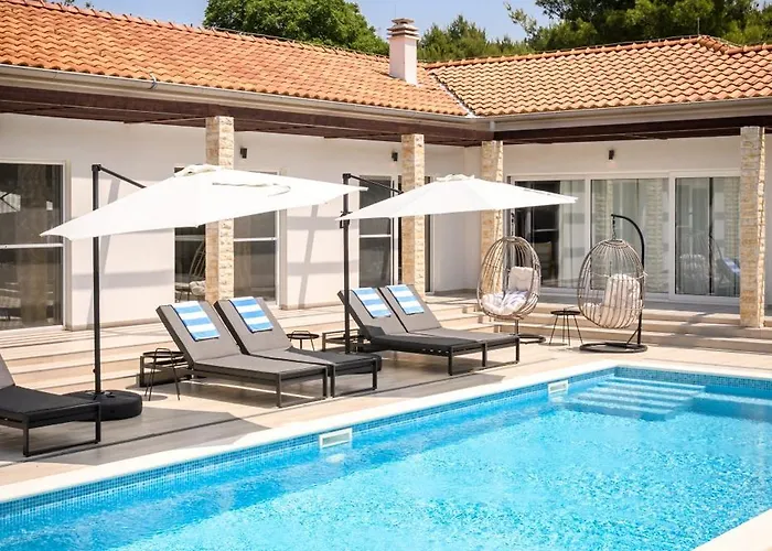 Stella - Heated Pool, Jacuzzi & Sauna Šibenik