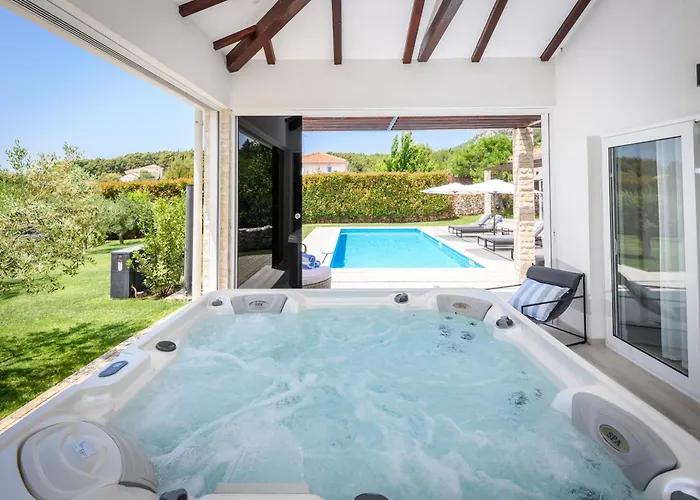 Stella - Heated Pool, Jacuzzi & Sauna * Sibenik