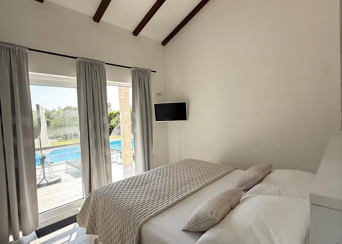 Stella - Heated Pool, Jacuzzi & Sauna Villa