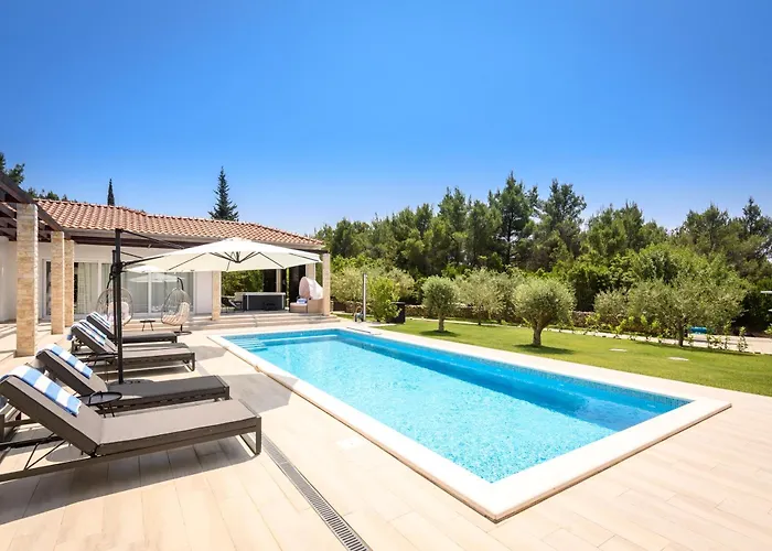 Villa Stella - Heated Pool, Jacuzzi & Sauna