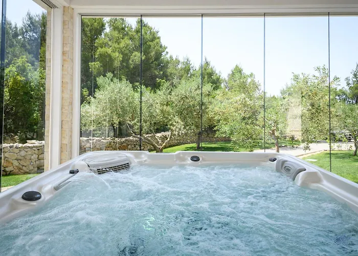 Stella - Heated Pool, Jacuzzi & Sauna Villa *