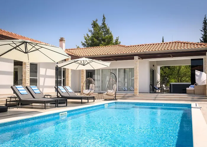 Villa Stella - Heated Pool, Jacuzzi & Sauna *