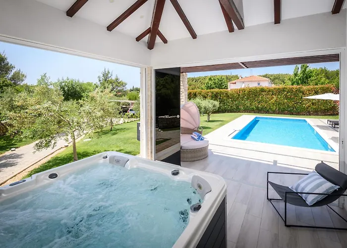 Stella - Heated Pool, Jacuzzi & Sauna *