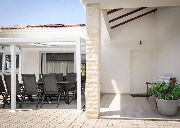 Stella - Heated Pool, Jacuzzi & Sauna