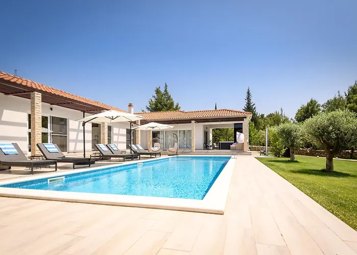 Villa Stella - Heated Pool, Jacuzzi & Sauna