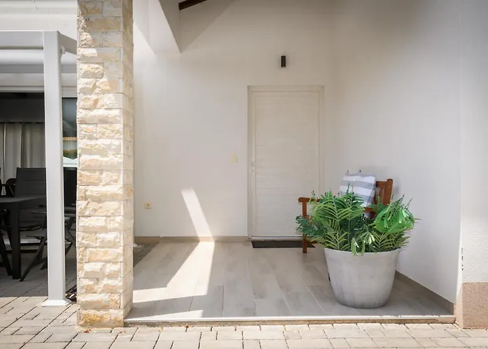 Stella - Heated Pool, Jacuzzi & Sauna Villa *