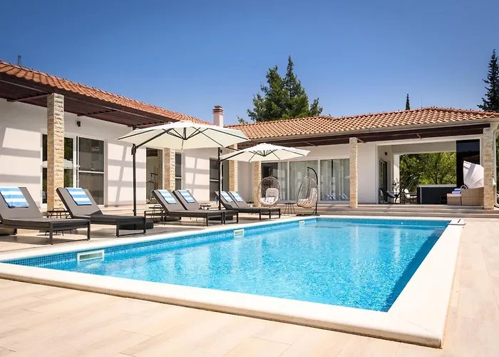 Stella - Heated Pool, Jacuzzi & Sauna * Šibenik