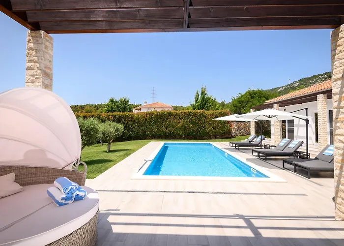 Stella - Heated Pool, Jacuzzi & Sauna Villa