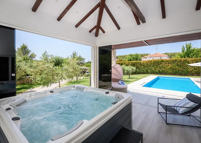 Villa Stella - Heated Pool, Jacuzzi & Sauna
