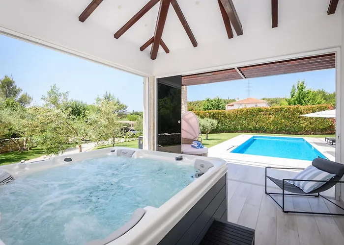 Stella - Heated Pool, Jacuzzi & Sauna Villa *