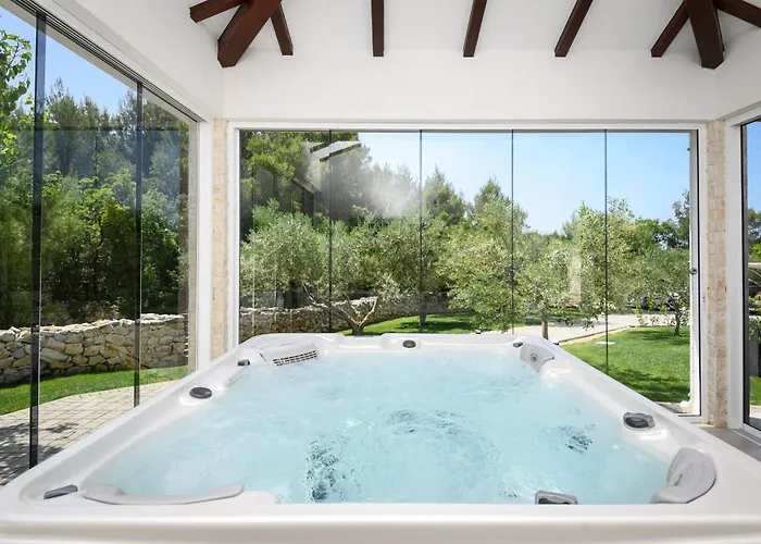Villa Stella - Heated Pool, Jacuzzi & Sauna *
