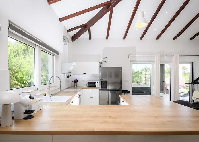 Stella - Heated Pool, Jacuzzi & Sauna *